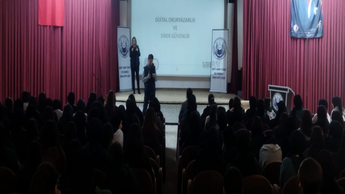 Siber Suçlarla Mücadele Şube Müdürlüğü (SİBERAY) tarafından, öğrenci ve öğretmenlerimize yönelik Dijital Okuryazarlık konulu seminer düzenlendi.